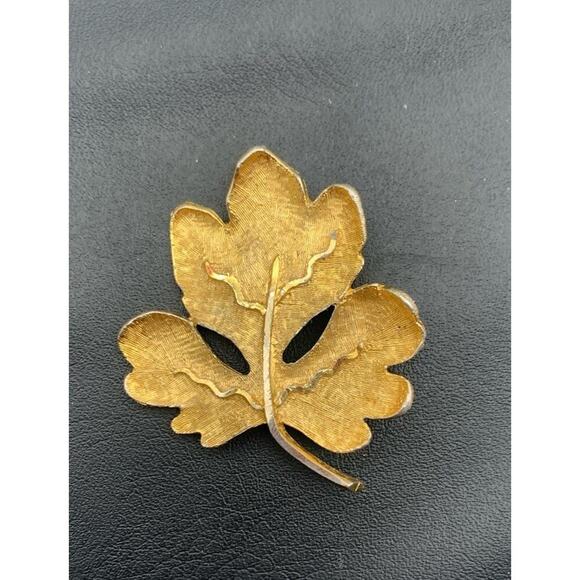Vintage Beautiful Gold Tone Leaf Brooch Signed BSK - Picture 2 of 4